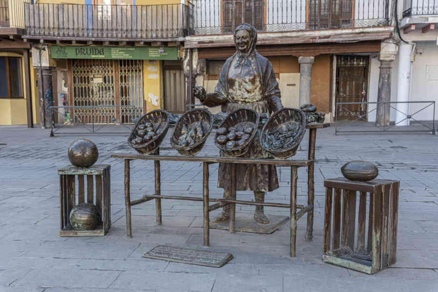 Zaragoza - Calatayud 30 - plaza de España - monumento a los Hombres y Mujeres del Campo